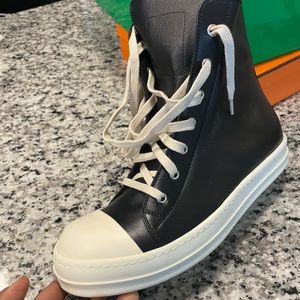 Rick owens mens 42 brand new with dust bag 💯% authentic never been worn . ‼️